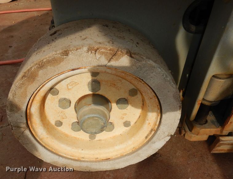 image for item KM9683 2008 Skyjack SJIII 3219  scissor lift