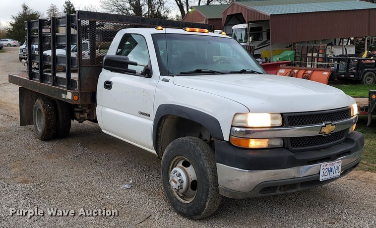 image for item KT9778 2001 Chevrolet Silverado 3500  flatbed pickup truck