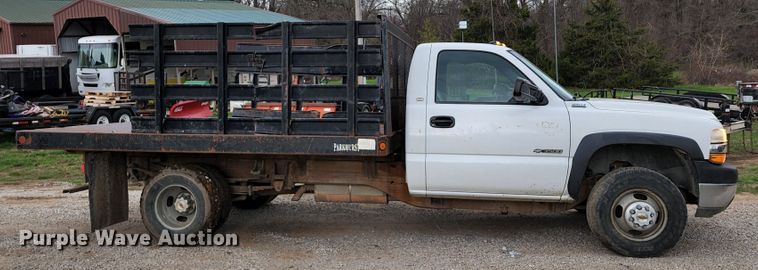 image for item KT9778 2001 Chevrolet Silverado 3500  flatbed pickup truck