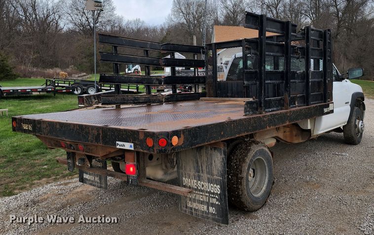 image for item KT9778 2001 Chevrolet Silverado 3500  flatbed pickup truck