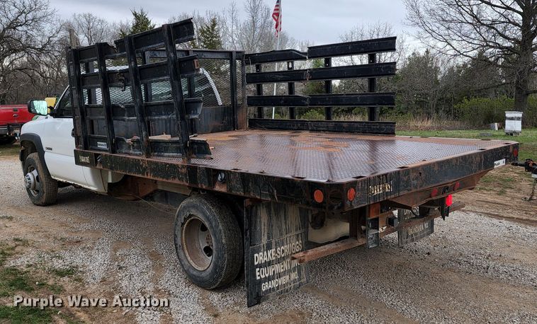 image for item KT9778 2001 Chevrolet Silverado 3500  flatbed pickup truck