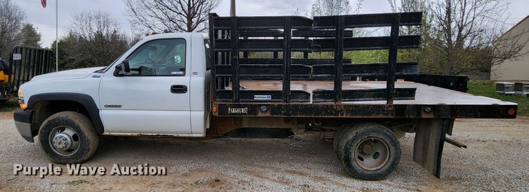 image for item KT9778 2001 Chevrolet Silverado 3500  flatbed pickup truck