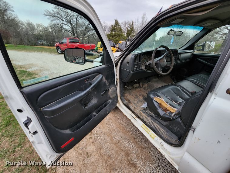 image for item KT9778 2001 Chevrolet Silverado 3500  flatbed pickup truck