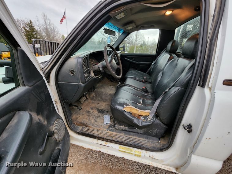 image for item KT9778 2001 Chevrolet Silverado 3500  flatbed pickup truck