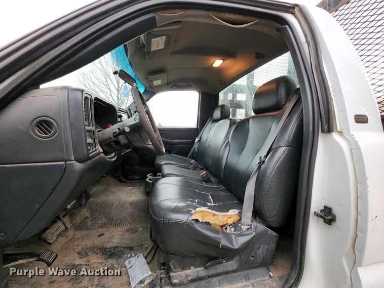 image for item KT9778 2001 Chevrolet Silverado 3500  flatbed pickup truck