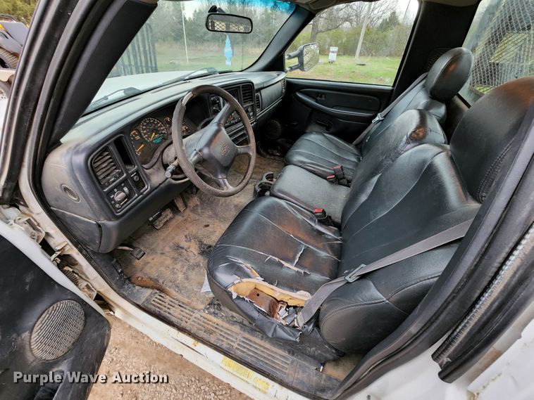 image for item KT9778 2001 Chevrolet Silverado 3500  flatbed pickup truck