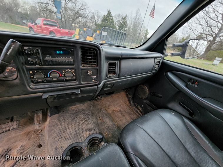 image for item KT9778 2001 Chevrolet Silverado 3500  flatbed pickup truck