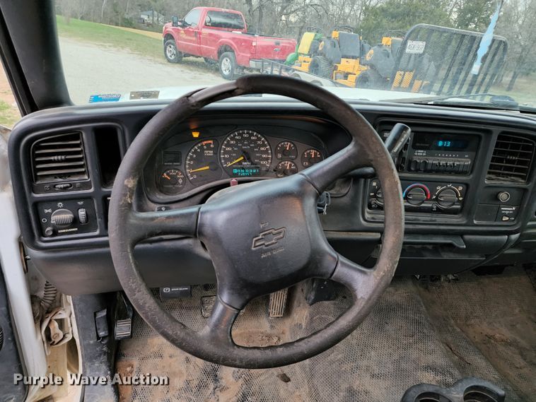 image for item KT9778 2001 Chevrolet Silverado 3500  flatbed pickup truck