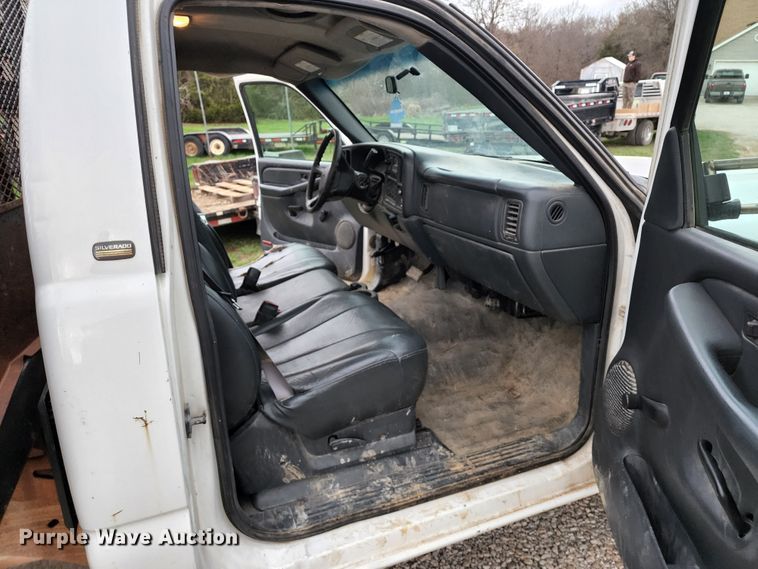 image for item KT9778 2001 Chevrolet Silverado 3500  flatbed pickup truck