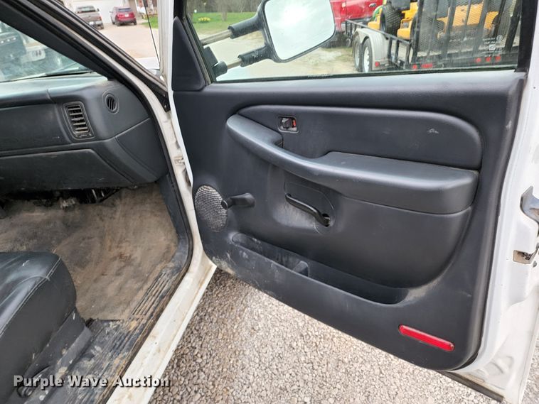 image for item KT9778 2001 Chevrolet Silverado 3500  flatbed pickup truck