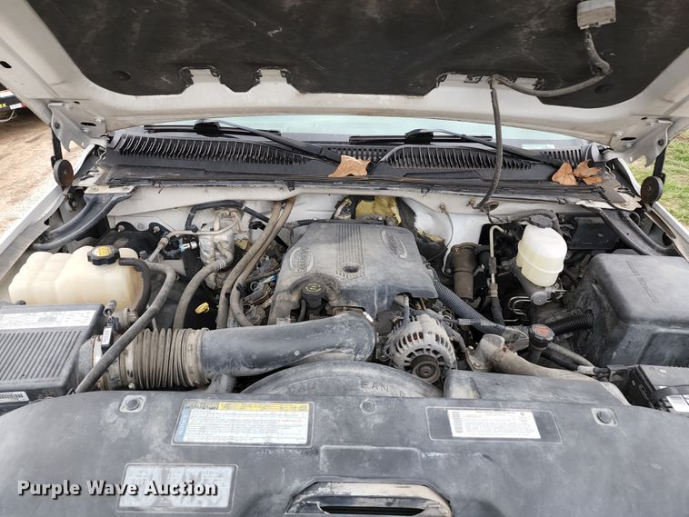 image for item KT9778 2001 Chevrolet Silverado 3500  flatbed pickup truck