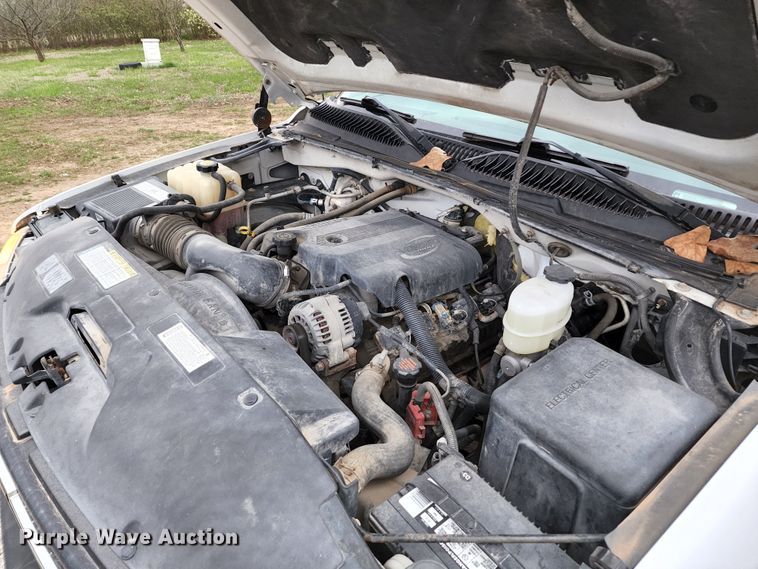 image for item KT9778 2001 Chevrolet Silverado 3500  flatbed pickup truck