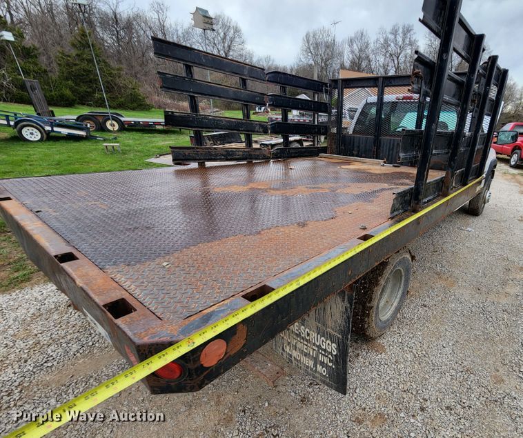 image for item KT9778 2001 Chevrolet Silverado 3500  flatbed pickup truck