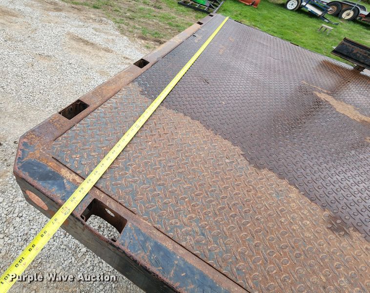 image for item KT9778 2001 Chevrolet Silverado 3500  flatbed pickup truck