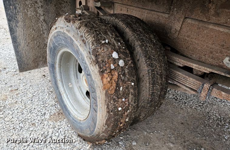 image for item KT9778 2001 Chevrolet Silverado 3500  flatbed pickup truck