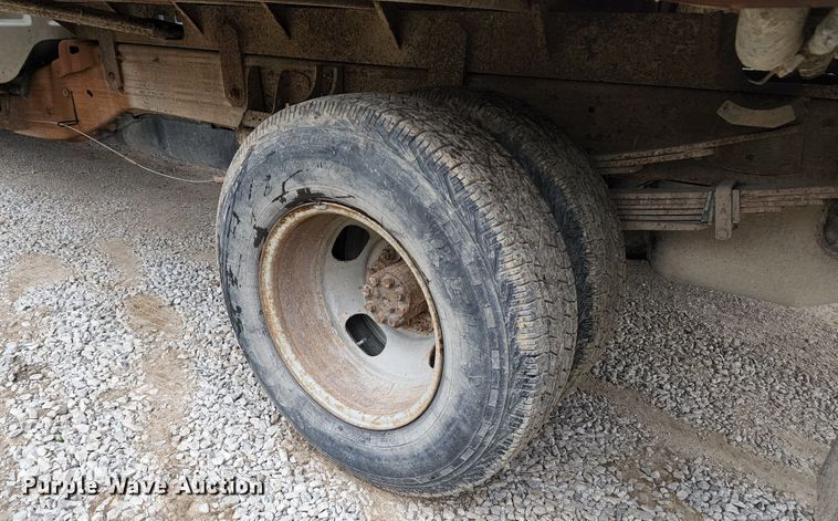 image for item KT9778 2001 Chevrolet Silverado 3500  flatbed pickup truck