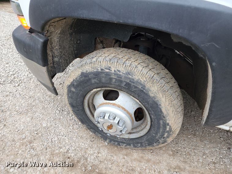 image for item KT9778 2001 Chevrolet Silverado 3500  flatbed pickup truck