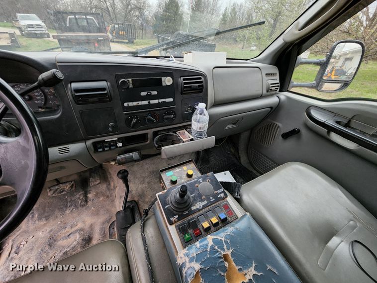 image for item KT9779 2005 Ford F550 Super Duty  flatbed truck