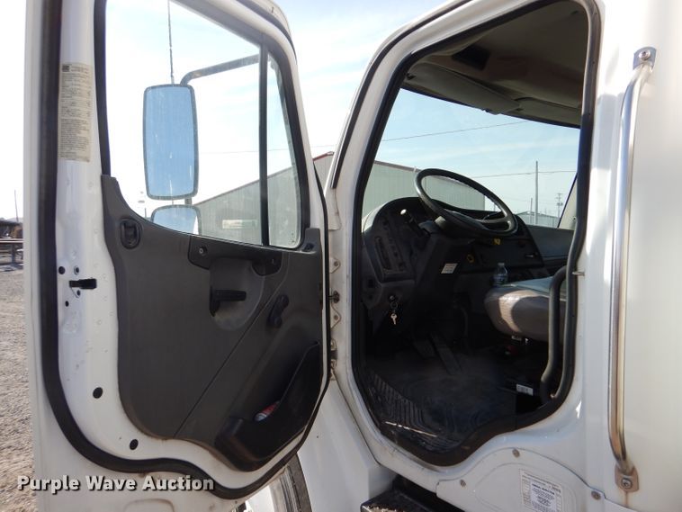 image for item LJ9974 2007 Freightliner Business Class M2  box truck