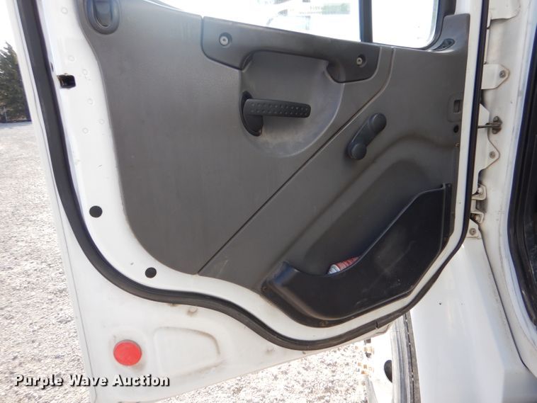 image for item LJ9974 2007 Freightliner Business Class M2  box truck