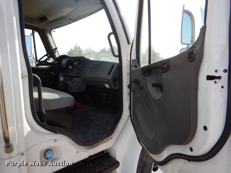 image for item LJ9974 2007 Freightliner Business Class M2  box truck