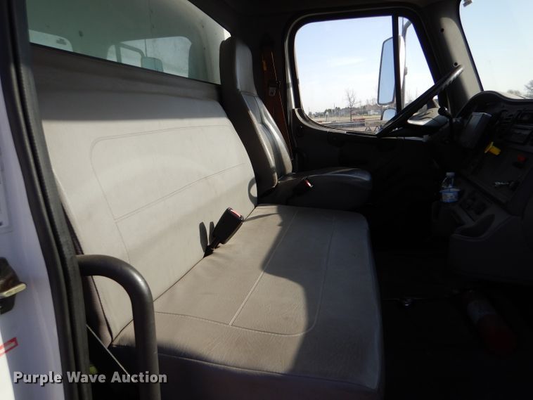 image for item LJ9974 2007 Freightliner Business Class M2  box truck