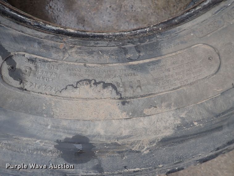 image for item MA9564 (8) 11R22.5 tires