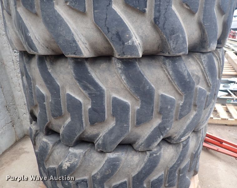 image for item MA9569 (4) 20.5-25 loader tires