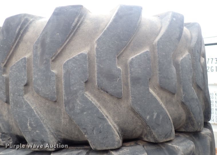 image for item MA9569 (4) 20.5-25 loader tires