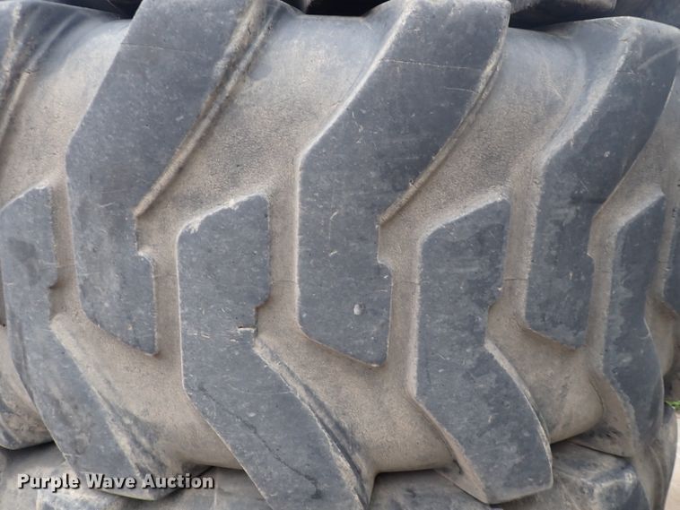 image for item MA9569 (4) 20.5-25 loader tires