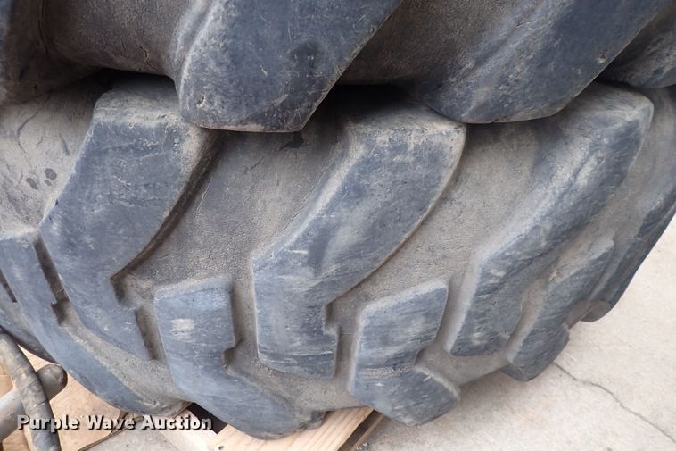 image for item MA9569 (4) 20.5-25 loader tires