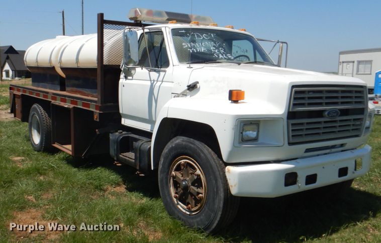 image for item DH7346 1989 Ford F800  water truck