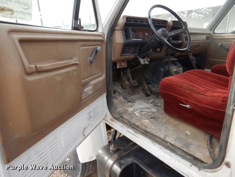 image for item DH7346 1989 Ford F800  water truck