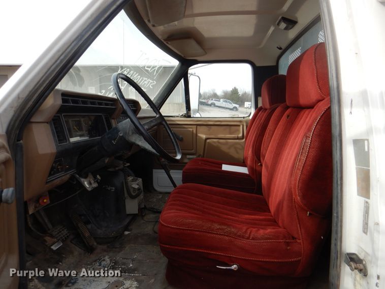 image for item DH7346 1989 Ford F800  water truck