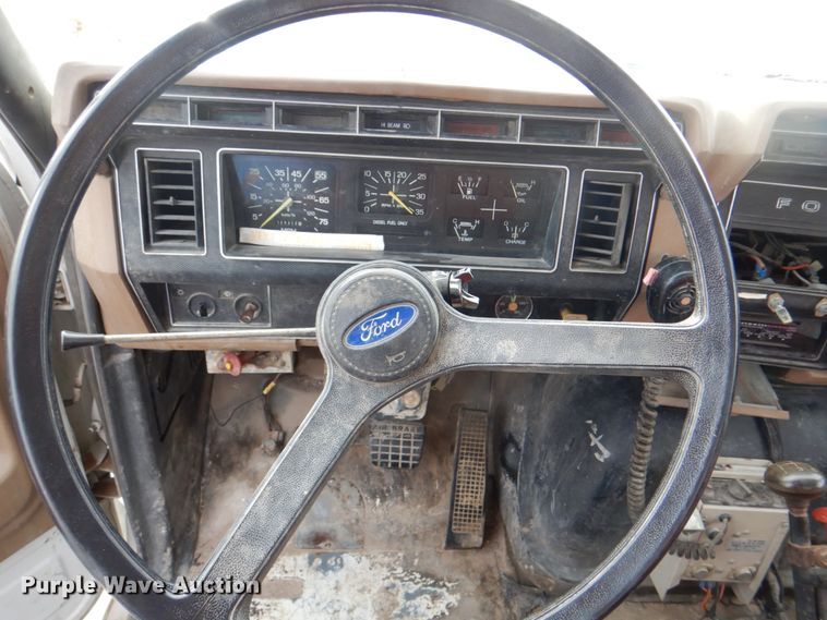 image for item DH7346 1989 Ford F800  water truck