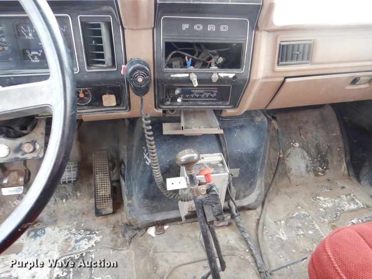 image for item DH7346 1989 Ford F800  water truck