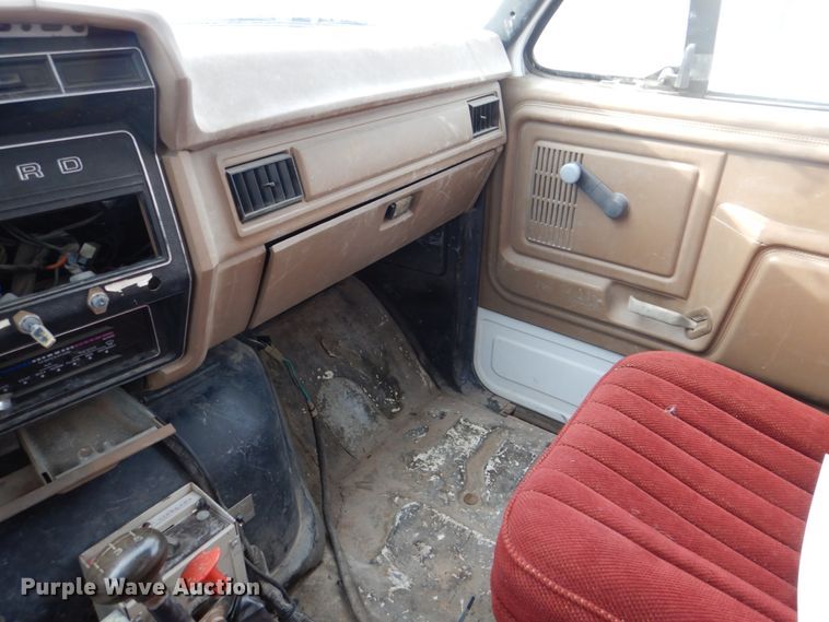 image for item DH7346 1989 Ford F800  water truck