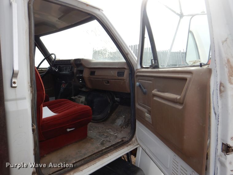 image for item DH7346 1989 Ford F800  water truck