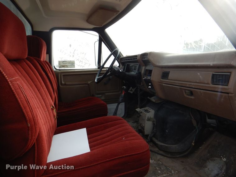 image for item DH7346 1989 Ford F800  water truck