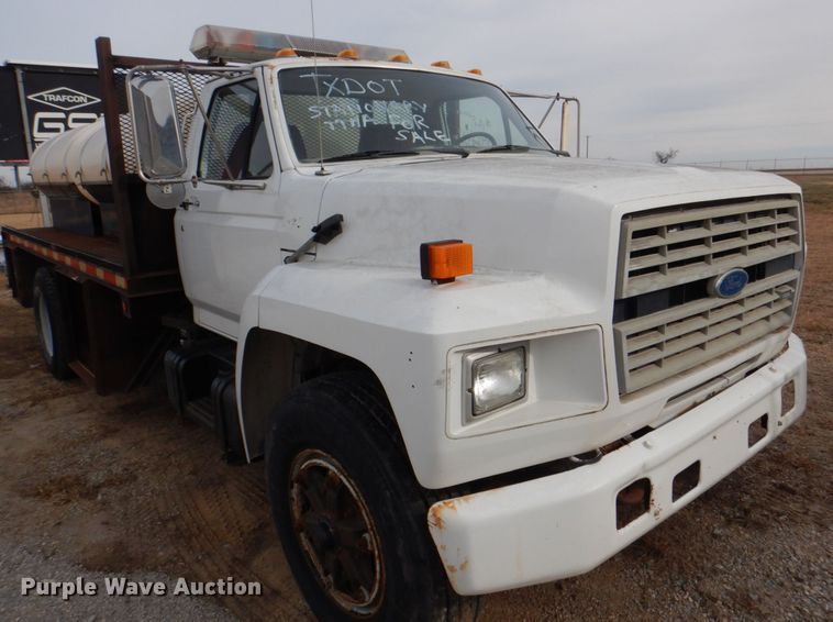 image for item DH7346 1989 Ford F800  water truck