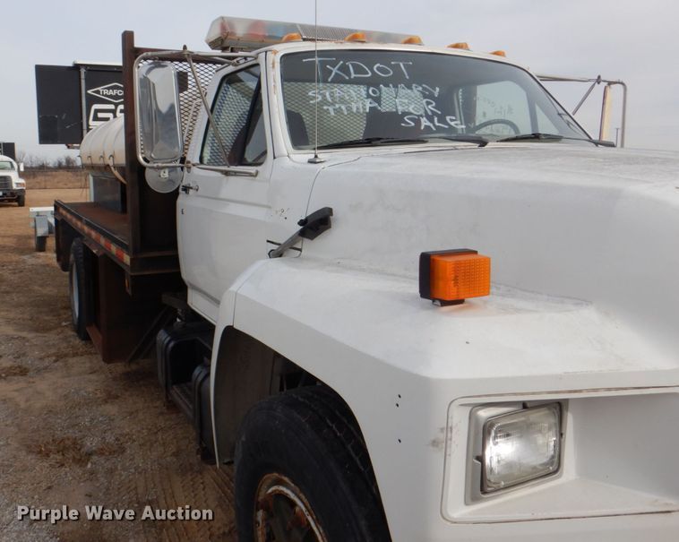 image for item DH7346 1989 Ford F800  water truck