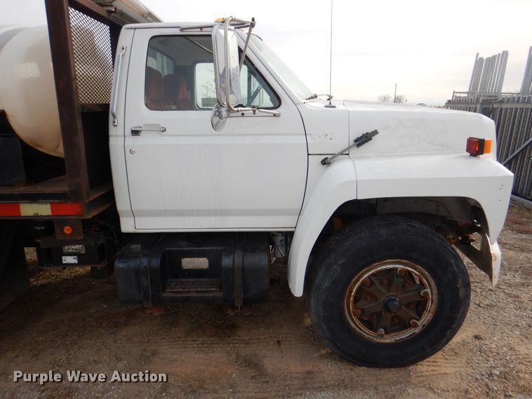 image for item DH7346 1989 Ford F800  water truck