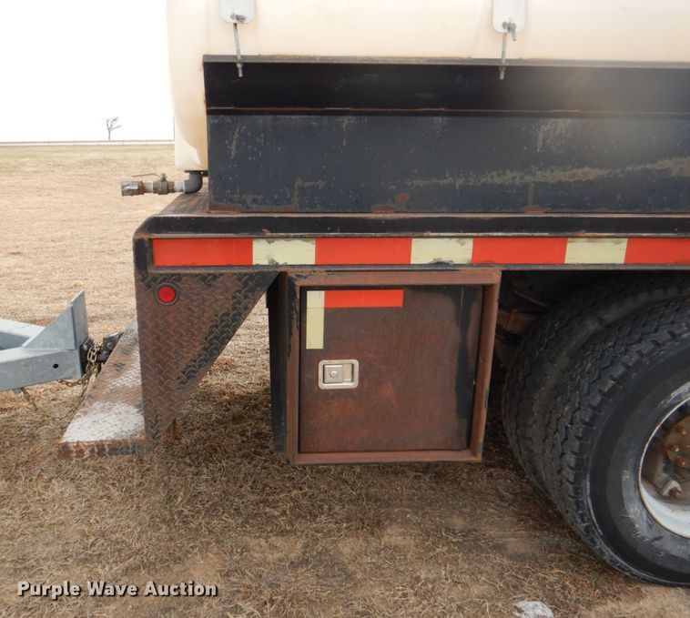 image for item DH7346 1989 Ford F800  water truck