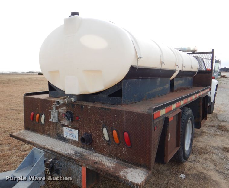 image for item DH7346 1989 Ford F800  water truck