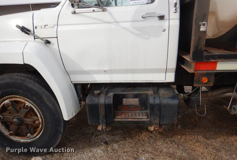 image for item DH7346 1989 Ford F800  water truck