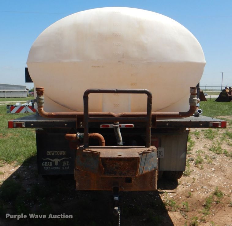 image for item DH7347 1997 Ford F800  water truck