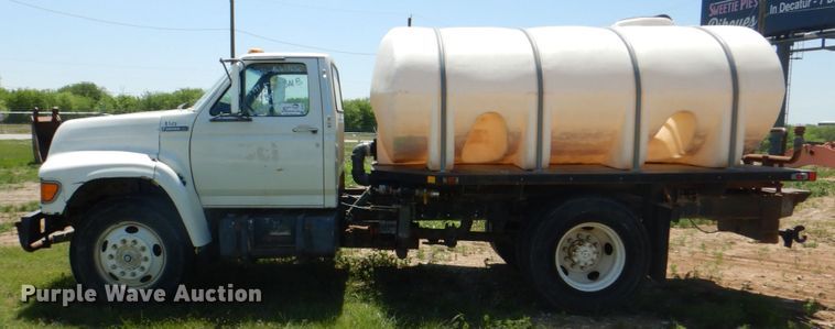 image for item DH7347 1997 Ford F800  water truck