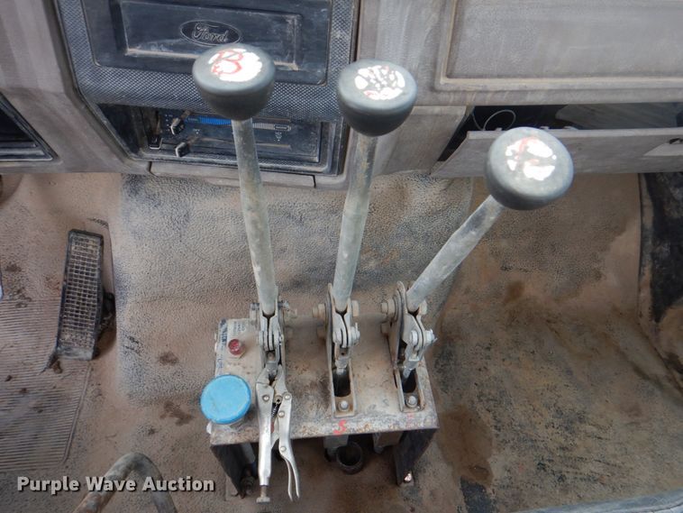 image for item DH7347 1997 Ford F800  water truck