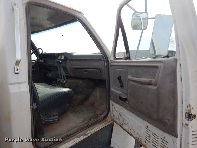 image for item DH7347 1997 Ford F800  water truck