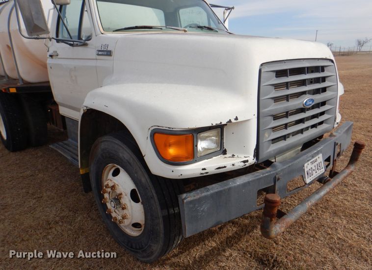 image for item DH7347 1997 Ford F800  water truck